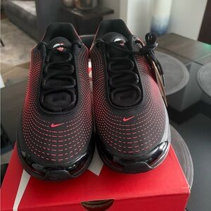 Nike Men's Black and Red Sneakers
